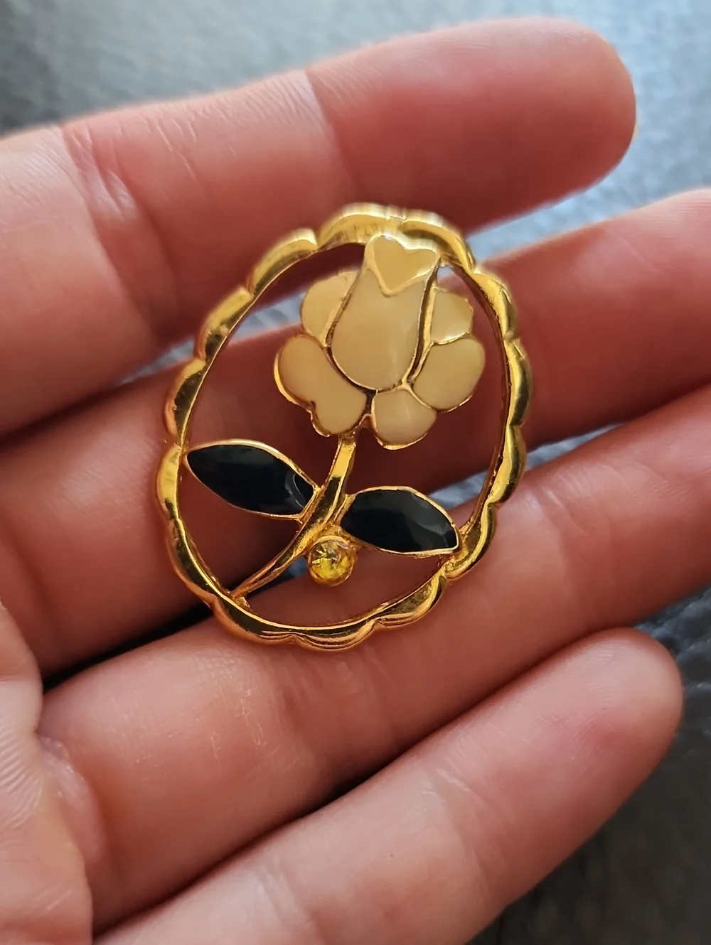 VTG Gold-Tone Cream Flower Oval Brooch with Black Leaves